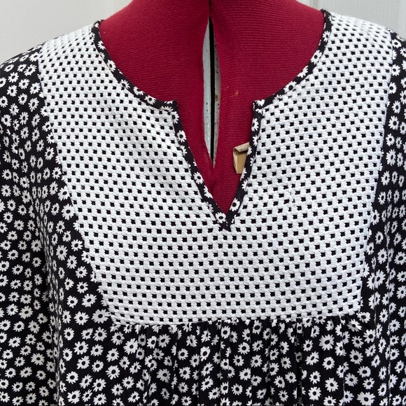 Kensie women black and white daisy print tunic long sleeves top. Size S. Used - Picture 10 of 10